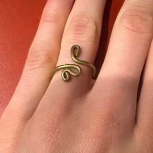 Elegant Gold Swirl Ring